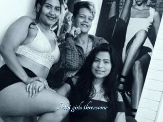 Hot_girls_threesome