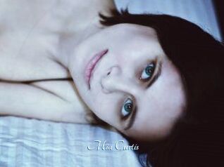 Mia_Curtis