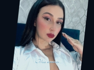 Mia_anniston